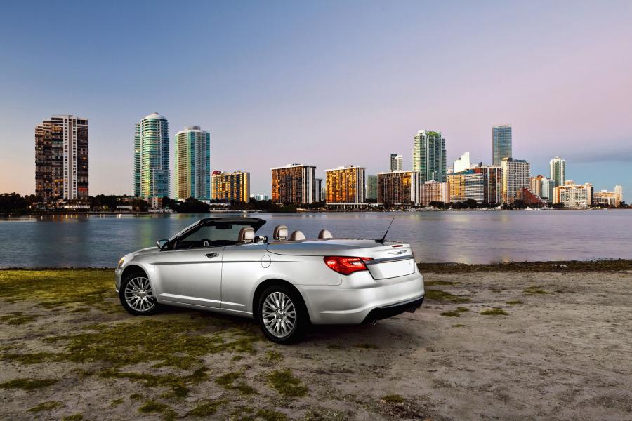  Chrysler 200 Convertible 2011 года  (фото 10 из 73)